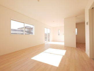 【居間・リビング】 | 甲斐市篠原 新築全2棟 2号棟 日当り良好 車並列3台 | 日当り良好の17帖LDK