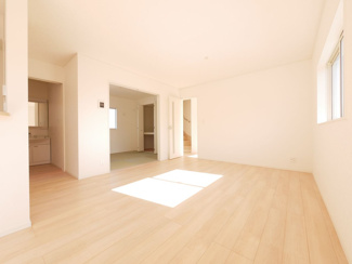 【居間・リビング】 | 甲斐市篠原 新築全2棟 2号棟 日当り良好 車並列3台 | ご家族団欒の明るく、開放感のあるリビング