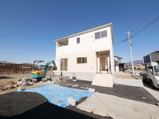 【外観】 | 甲斐市篠原 新築全2棟 2号棟 日当り良好 車並列3台 | 建物完成済み　随時ご案内可能です。お気軽にお問合せください。