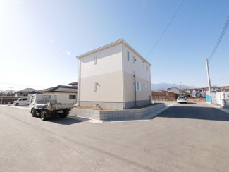 【外観】 | 甲斐市篠原 新築全2棟 2号棟 日当り良好 車並列3台 | 北西角地の為、周囲の家があまり気になりません。