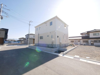 【前面道路含む現地写真】 | 甲斐市篠原 新築全2棟 2号棟 日当り良好 車並列3台 | 飽きの来ない色味の外観　まずはご見学予約をお待ちしております。