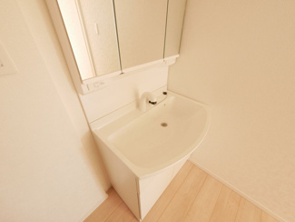 【独立洗面台】 | 甲斐市篠原 新築全2棟 2号棟 日当り良好 車並列3台 | ワイドシンク仕様の三面鏡洗面台