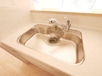 【キッチン】 | 甲斐市篠原 新築全2棟 2号棟 日当り良好 車並列3台 | ステンレスシンク　浄水器一体型水栓付き