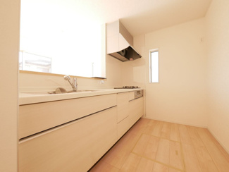 【キッチン】 | 甲斐市篠原 新築全2棟 2号棟 日当り良好 車並列3台 | 背面スペースも充分確保されているキッチン