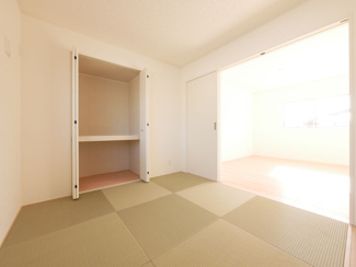 【和室】 | 甲斐市篠原 新築全2棟 2号棟 日当り良好 車並列3台 | 琉球風畳がおしゃれな洋風和室