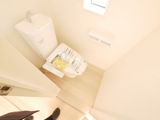 【トイレ】 | 甲斐市篠原 新築全2棟 2号棟 日当り良好 車並列3台 | 1階トイレ　ウォシュレット付き