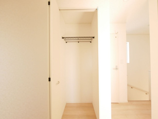 【収納】 | 甲斐市篠原 新築全2棟 2号棟 日当り良好 車並列3台 | 便利に利用できる二階廊下収納