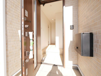 【玄関】 | 甲斐市篠原 新築全2棟 2号棟 日当り良好 車並列3台 | 南向きの玄関はとても明るくすがすがしい気持ちで家を出れます