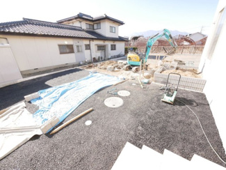 【その他】 | 甲斐市篠原 新築全2棟 2号棟 日当り良好 車並列3台 | カースペースは並列3台分+お庭付き