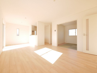 【居間・リビング】 | 甲斐市篠原 新築全2棟 2号棟 日当り良好 車並列3台 | 17帖のLDK　日当たり良好の明るいリビング