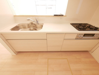【キッチン】 | 甲斐市篠原 新築全2棟 2号棟 日当り良好 車並列3台 | 作業カウンターも広く、使いやすいキッチンです。