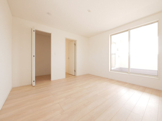 【洋室】 | 甲斐市篠原 新築全2棟 2号棟 日当り良好 車並列3台 | 2階　洋室8帖　ウォークインクローゼット付きのお部屋