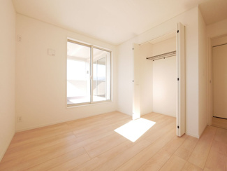 【洋室】 | 甲斐市篠原 新築全2棟 2号棟 日当り良好 車並列3台 | 2階　洋室5.7帖　バルコニーへのアクセス可能