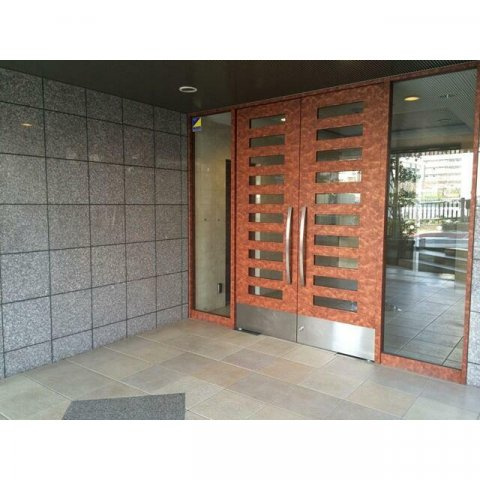 ニューシティアパートメンツ西大島のエントランス