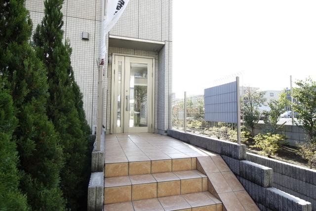 GENOVIA原木中山のエントランス