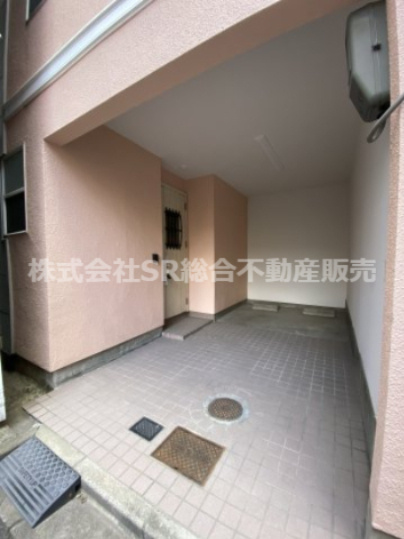 古箕輪1丁目中古テラスハウスの駐車場|お車をお持ちの方には嬉しい駐車場は、ビルトインガレージ（車種による）です！雨に濡れずに出入りできます。