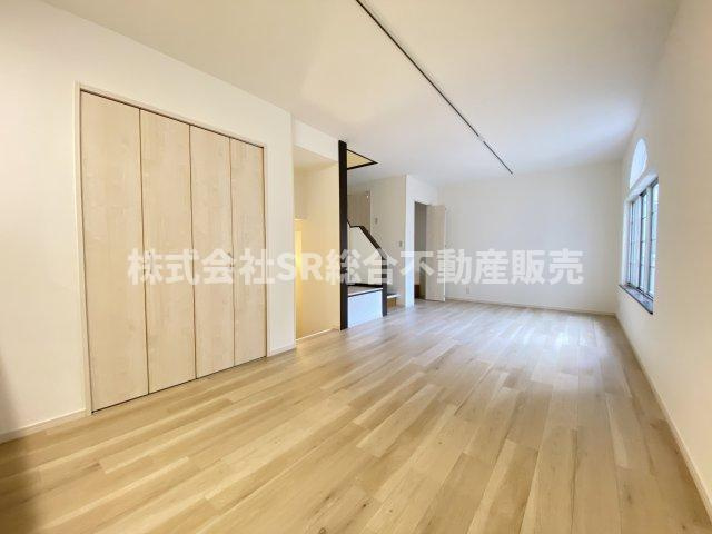 古箕輪1丁目中古テラスハウスの居間・リビング|開放感のある明るいリビングです！