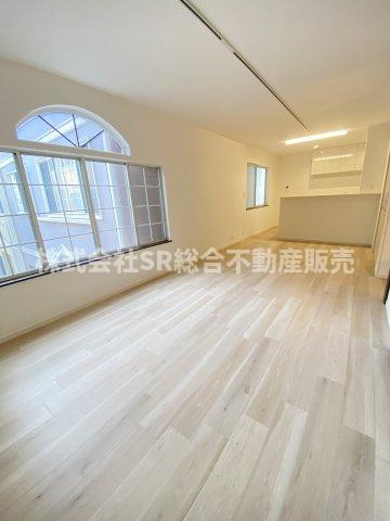 古箕輪1丁目中古テラスハウスの居間・リビング|ゆったりとしたリビングです