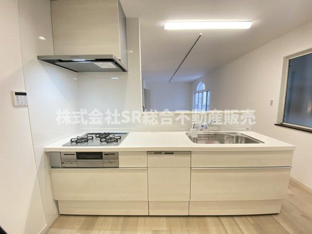 古箕輪1丁目中古テラスハウスのキッチン|人気の高いカウンターキッチン♪ご家族の様子を見ながら快適にお料理ができます！