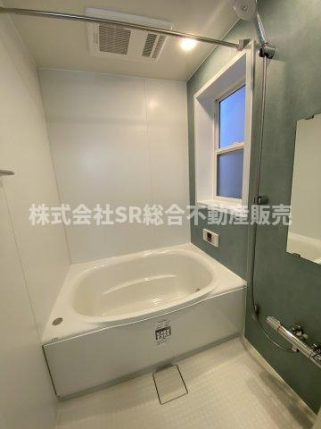 古箕輪1丁目中古テラスハウスの浴室|お風呂には窓もあり、換気がバッチリとできます☆