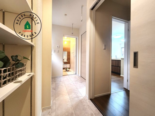 糟屋郡粕屋町柚須第2-１棟（１号棟）の脱衣所|ゆとりの洗面スペースで朝の身支度もスムーズに。暮らしを快適に変えるシャワー付洗面台です！