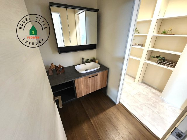 糟屋郡粕屋町柚須第2-１棟（１号棟）の独立洗面台|毎日使うものだから清潔な空間を保ちたい水回り。洗面にはそんな願いを解消させてくれる収納アイデアが満載です。三面鏡の裏側にはキャビネットが現れ小物から背の高い物まで収納できます。