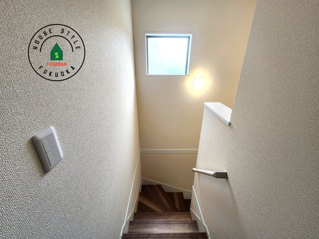 糟屋郡粕屋町柚須第2-１棟（１号棟）の内装|＜手すり付階段＞手すりがないと階段の昇り降りで危険なことはもちろん、壁に手をつきながら歩くことで壁紙が汚れやすくなります。すべての方に快適に昇り降りしていただくため、手すりを設置しました。
