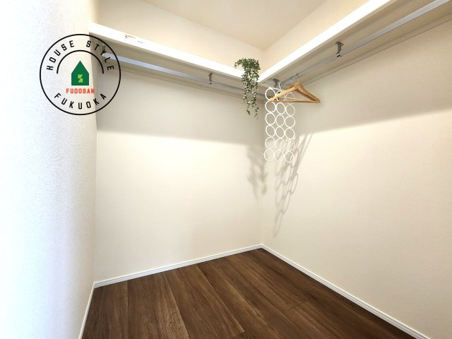 糟屋郡粕屋町柚須第2-１棟（１号棟）の収納|洋服や大きな荷物が多い方や人数の多いご家族などは、一般的なクローゼットよりもウォークインクローゼットのほうが使い勝手が良いです。