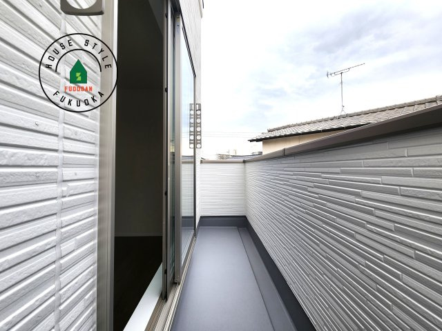 糟屋郡粕屋町柚須第2-１棟（１号棟）のバルコニー|風をしっかりと感じられるバルコニーでは、毎日が洗濯日和です。広々としているので洗濯も楽しくなるでしょうし、気分転換にバルコニーからの眺めを楽しむのもいいでしょう。