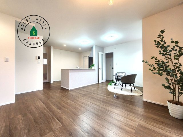 糟屋郡粕屋町柚須第2-１棟（１号棟）の居間・リビング|明るく開放的なリビングダイニングは豊かな陽光が注ぎ込み、やすらぎの空間を演出してくれます。ご家族で楽しいひとときをお過ごし下さい。※家具はCGを合成したものです。