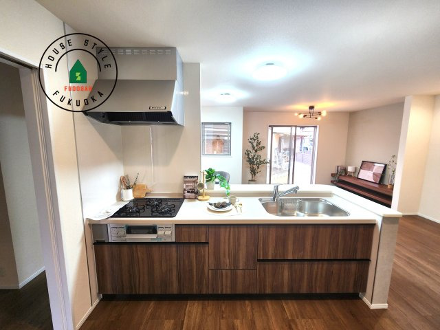 糟屋郡粕屋町柚須第2-１棟（１号棟）のキッチン|ご家族を近くに感じられる対面キッチンのLDK。会話もはずみそうですね。