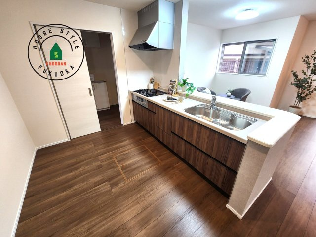 糟屋郡粕屋町柚須第2-１棟（１号棟）のキッチン|ダイニングテーブルへの配膳がラクラク、お料理はかどるカウンター付きシステムキッチン！