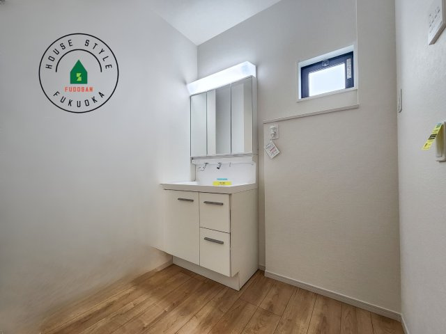 福岡市早良区重留１丁目第5-４棟（3号棟）の内観：施工例|毎日使うものだから清潔な空間を保ちたい水回り。洗面にはそんな願いを解消させてくれる収納アイデアが満載です。三面鏡の裏側にはキャビネットが現れ小物から背の高い物まで収納できます。