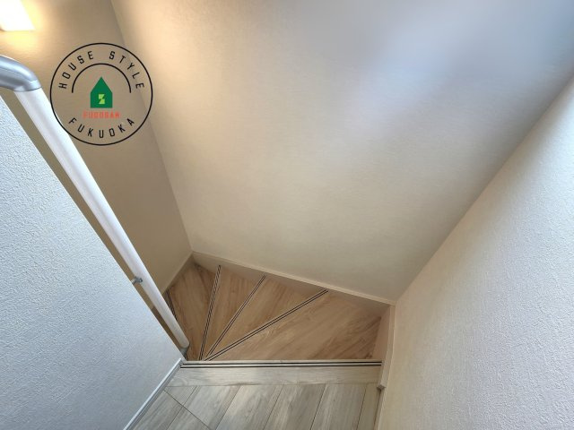 福岡市早良区重留１丁目第5-４棟（3号棟）の内観：施工例|＜手すり付階段＞手すりがないと階段の昇り降りで危険なことはもちろん、壁に手をつきながら歩くことで壁紙が汚れやすくなります。すべての方に快適に昇り降りしていただくため、手すりを設置しました。