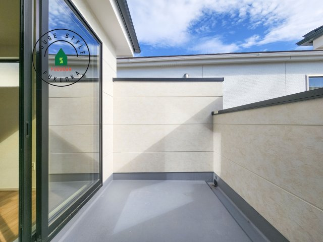 福岡市早良区重留１丁目第5-４棟（3号棟）の外観：施工例|風をしっかりと感じられるバルコニーでは、毎日が洗濯日和です。広々としているので洗濯も楽しくなるでしょうし、気分転換にバルコニーからの眺めを楽しむのもいいでしょう。