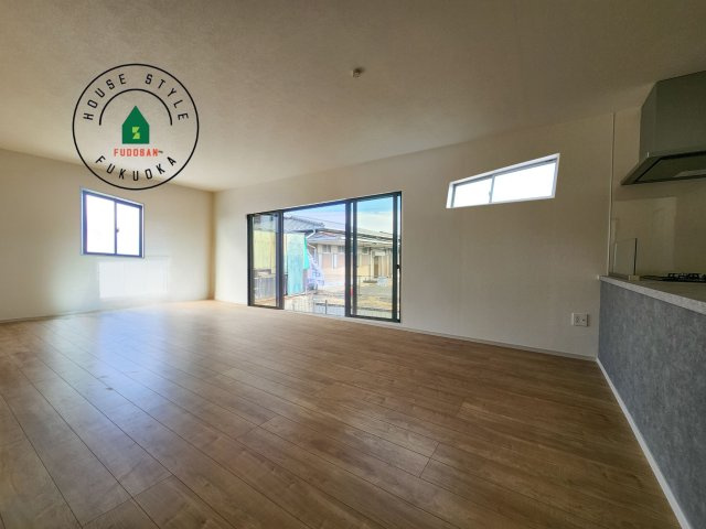 福岡市早良区重留１丁目第5-４棟（3号棟）の内観：施工例|キッチンからリビングをしっかり確認できます。家族の笑顔があふれる空間になりそうですね。※家具はCGを合成したものです。