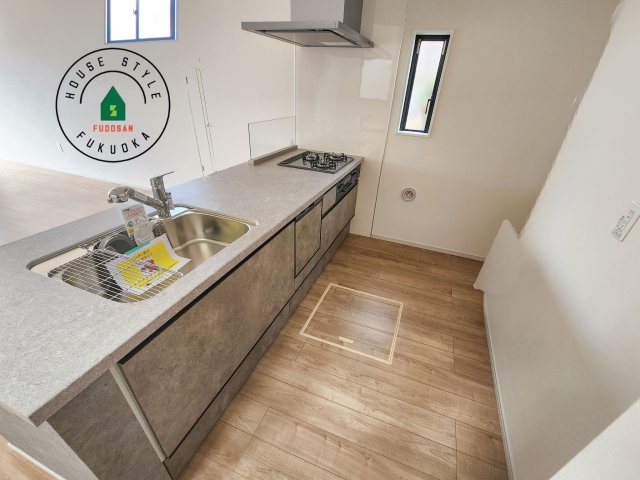 福岡市早良区重留１丁目第5-４棟（3号棟）の内観：施工例|ご家族を近くに感じられる対面キッチンのLDK。会話もはずみそうですね。