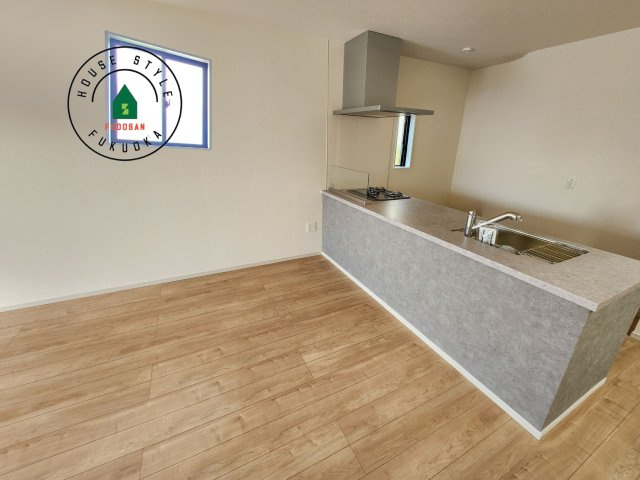 福岡市早良区重留１丁目第5-４棟（3号棟）の内観：施工例|ダイニングテーブルへの配膳がラクラク、お料理はかどるカウンター付きシステムキッチン！