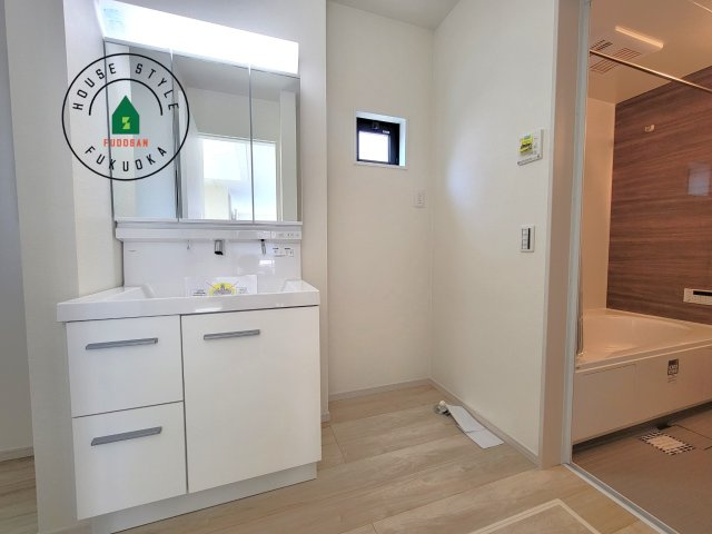 福岡市早良区重留１丁目第5-４棟（4号棟）の内観：施工例|ゆとりの洗面スペースで朝の身支度もスムーズに。暮らしを快適に変えるシャワー付洗面台です！