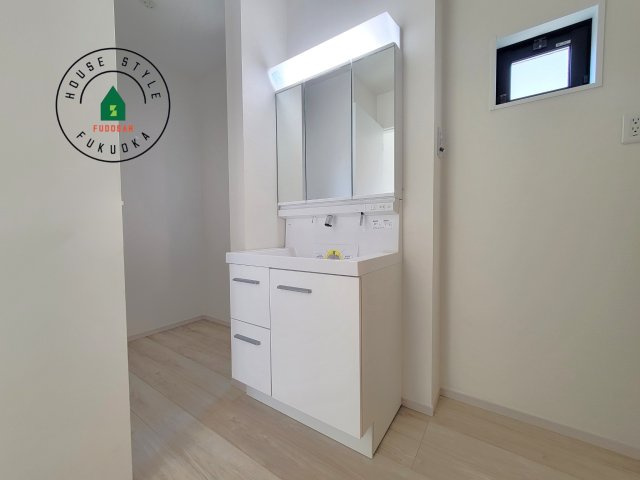 福岡市早良区重留１丁目第5-４棟（4号棟）の内観：施工例|毎日使うものだから清潔な空間を保ちたい水回り。洗面にはそんな願いを解消させてくれる収納アイデアが満載です。三面鏡の裏側にはキャビネットが現れ小物から背の高い物まで収納できます。