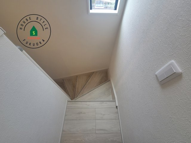 福岡市早良区重留１丁目第5-４棟（4号棟）の内観：施工例|＜手すり付階段＞手すりがないと階段の昇り降りで危険なことはもちろん、壁に手をつきながら歩くことで壁紙が汚れやすくなります。すべての方に快適に昇り降りしていただくため、手すりを設置しました。