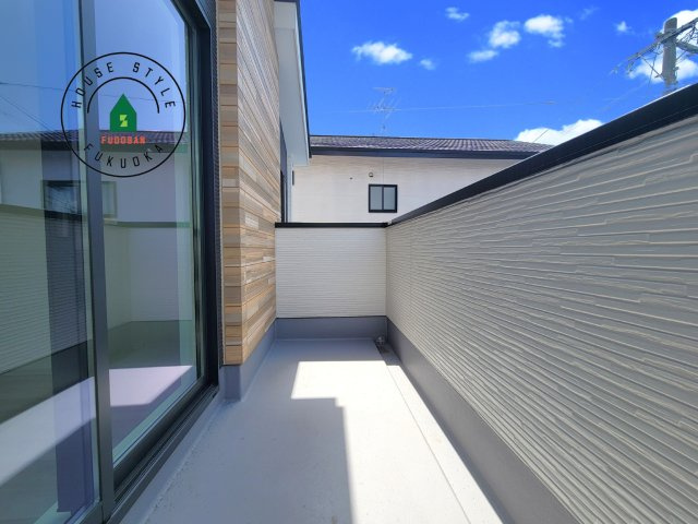 福岡市早良区重留１丁目第5-４棟（4号棟）の外観：施工例|風をしっかりと感じられるバルコニーでは、毎日が洗濯日和です。広々としているので洗濯も楽しくなるでしょうし、気分転換にバルコニーからの眺めを楽しむのもいいでしょう。