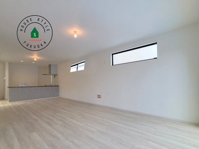 福岡市早良区重留１丁目第5-４棟（4号棟）の内観：施工例|キッチンからリビングをしっかり確認できます。家族の笑顔があふれる空間になりそうですね。※家具はCGを合成したものです。