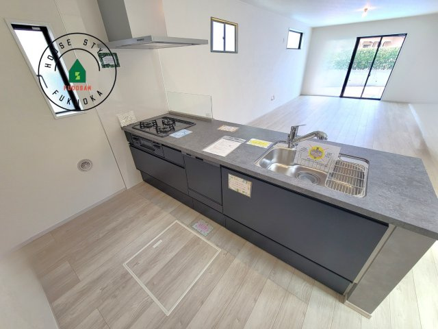 福岡市早良区重留１丁目第5-４棟（4号棟）の内観：施工例|ご家族を近くに感じられる対面キッチンのLDK。会話もはずみそうですね。