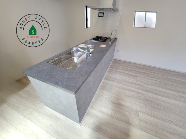 福岡市早良区重留１丁目第5-４棟（4号棟）の内観：施工例|ダイニングテーブルへの配膳がラクラク、お料理はかどるカウンター付きシステムキッチン！