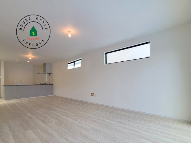 福岡市東区香椎駅東１丁目第4-1棟（１号棟）の内観：施工例|キッチンからリビングをしっかり確認できます。家族の笑顔があふれる空間になりそうですね。※家具はCGを合成したものです。