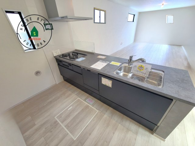 福岡市東区香椎駅東１丁目第4-1棟（１号棟）の内観：施工例|ご家族を近くに感じられる対面キッチンのLDK。会話もはずみそうですね。