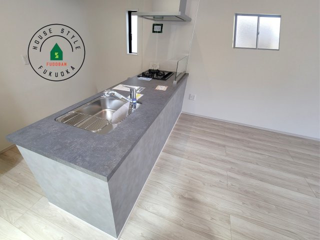 福岡市東区香椎駅東１丁目第4-1棟（１号棟）の内観：施工例|ダイニングテーブルへの配膳がラクラク、お料理はかどるカウンター付きシステムキッチン！