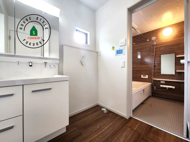 糟屋郡志免町桜丘３丁目第5-２棟（2号棟）の内観：施工例|ゆとりの洗面スペースで朝の身支度もスムーズに。暮らしを快適に変えるシャワー付洗面台です！