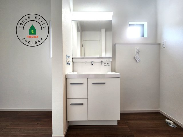 糟屋郡志免町桜丘３丁目第5-２棟（2号棟）の内観：施工例|毎日使うものだから清潔な空間を保ちたい水回り。洗面にはそんな願いを解消させてくれる収納アイデアが満載です。三面鏡の裏側にはキャビネットが現れ小物から背の高い物まで収納できます。
